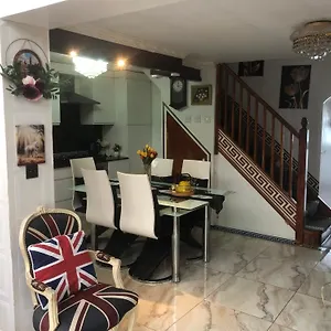 Holiday home Cheerful 4 Bedroom House With Garden Free Parking, London